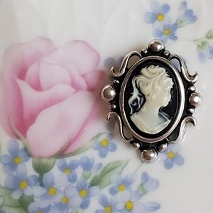 Vintage Sterling Cameo Pendant